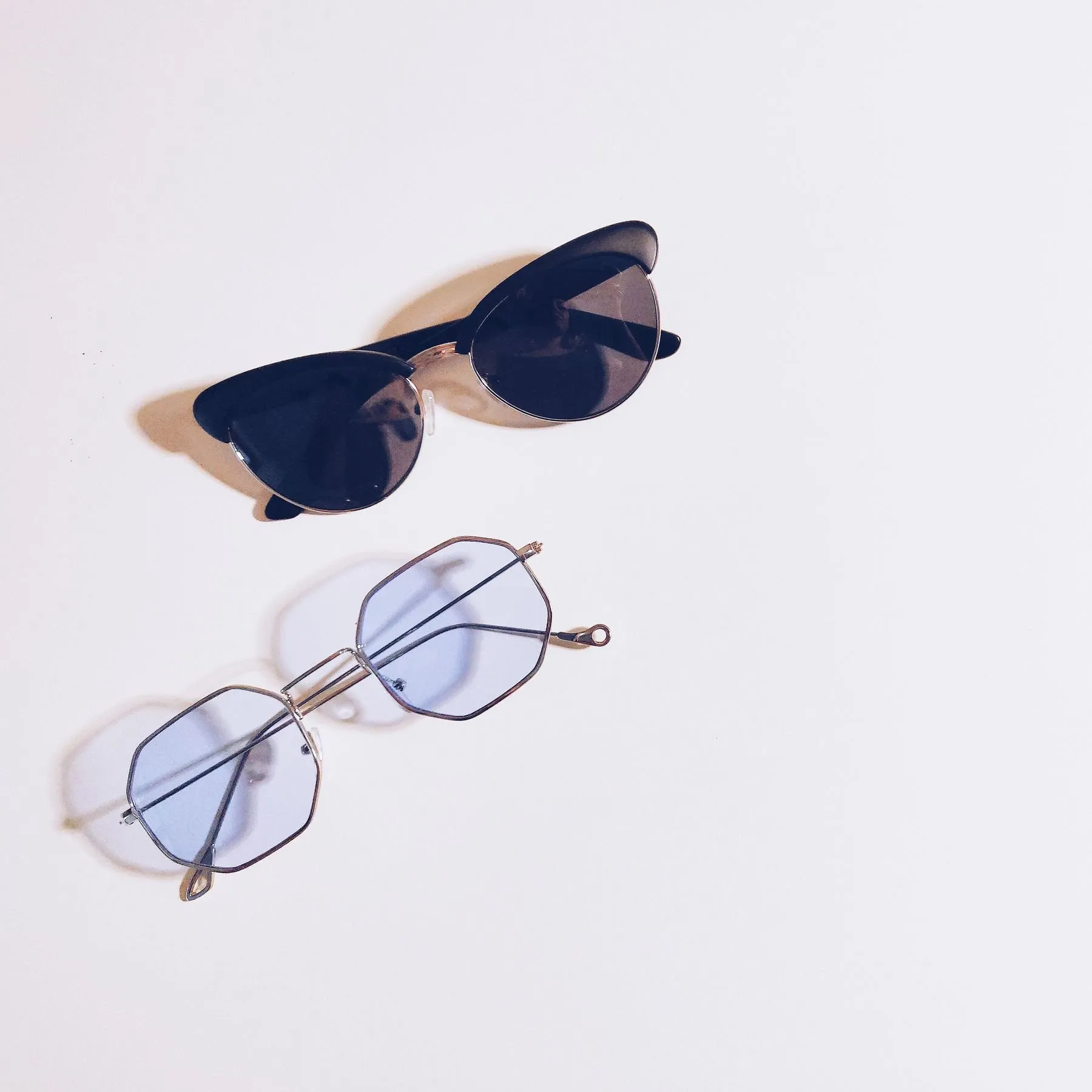 Gafas de sol ojo de gato y gafas metálicas octogonales con lentes azules